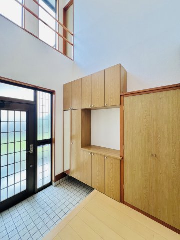 桐生市新里町山上の玄関|吹抜けで開放感のある玄関は収納も充実◎