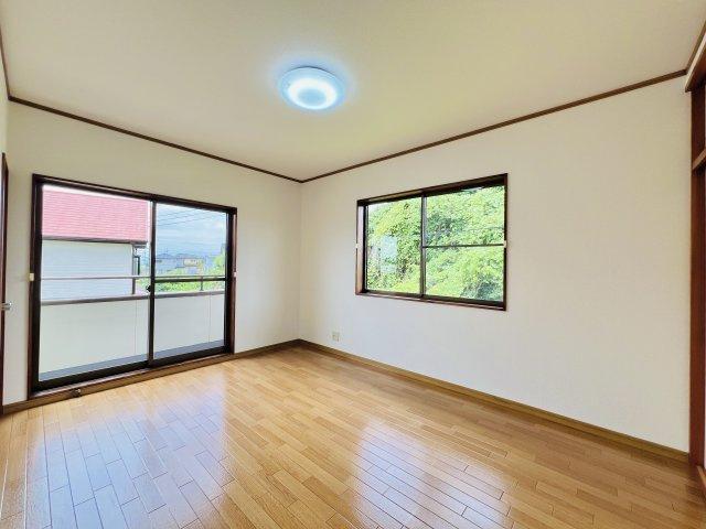 桐生市新里町山上の和室|6帖の洋室は、お子様のお部屋や書斎としても♪
ベランダに行き来可能◎