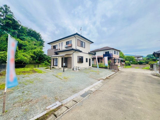 桐生市新里町山上の前面道路含む現地写真|駐車スペース4台可能♪
来客時も安心です◎