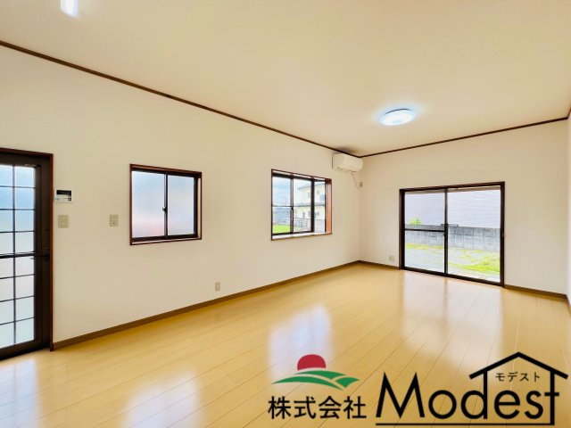 桐生市新里町山上の居間・リビング|明るく開放的な10.5帖リビング♪