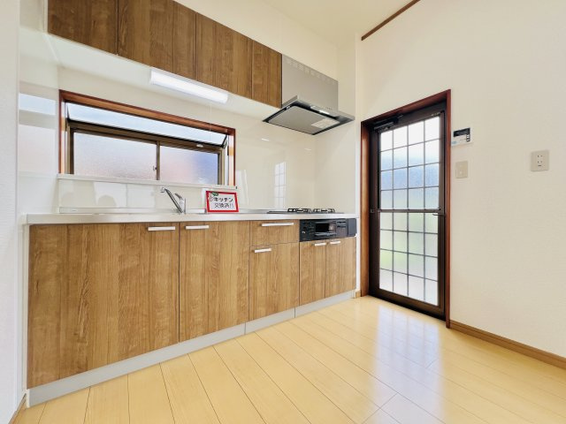 桐生市新里町山上のキッチン|作業スペースも広くお料理時間も快適に♪
便利な勝手口ドア付き◎