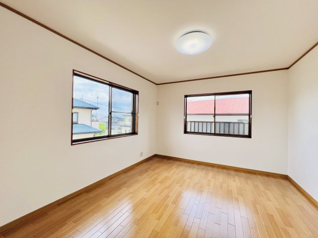 桐生市新里町山上の洋室|7帖の洋室は、大きいベッドを設置してもゆとりのある空間♪