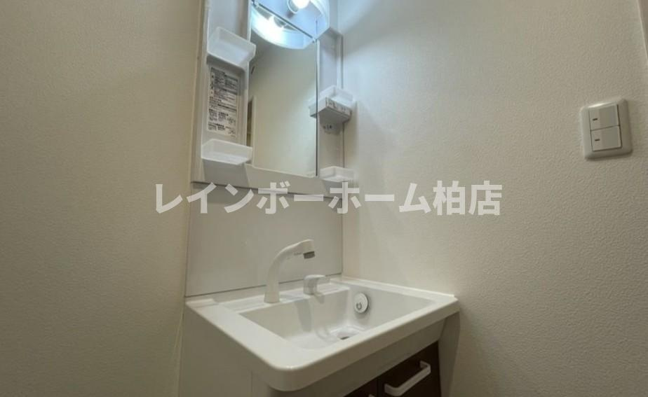 特典：仲介手数料が無料です!!の独立洗面台|独立洗面台、小物を置くことができて便利です