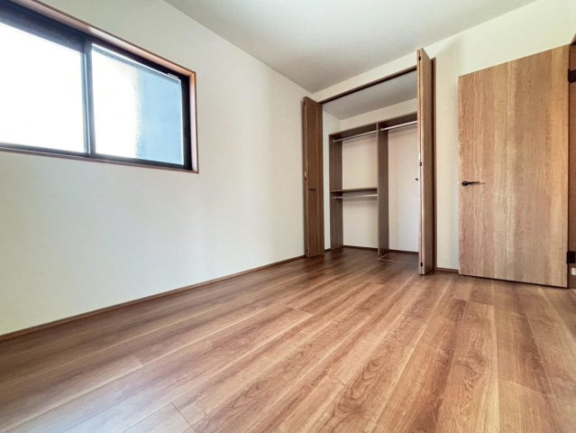 新築戸建　大垣市長松町　全2区画分譲の寝室|奥行のあるウォークインクローゼットは収納方法自由自在。家族の成長に合わせた収納が可能です。