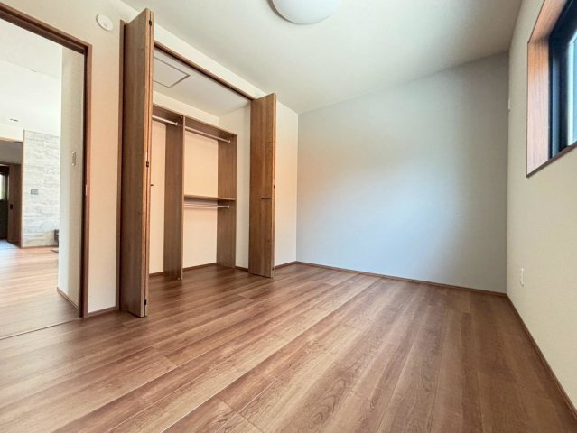 新築戸建　大垣市長松町　全2区画分譲の洋室|奥行のあるウォークインクローゼットは収納方法自由自在。家族の成長に合わせた収納が可能です。