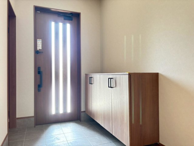 新築戸建　大垣市長松町　全2区画分譲の玄関|玄関ドアの取っ手ハンドル部分にセンサーがついており、カード・シールタイプのキーで開け閉めができます