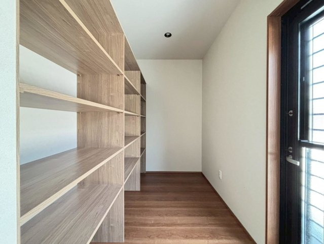 新築戸建　大垣市長松町　全2区画分譲の玄関|大容量のシューズ収納付きで玄関周りもすっきり！玄関ドアからの光が玄関ホールを明るくしてくれます。