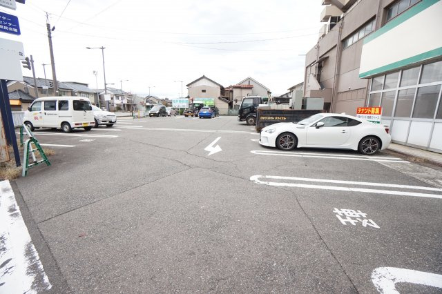 京福日之出マンションの駐車場