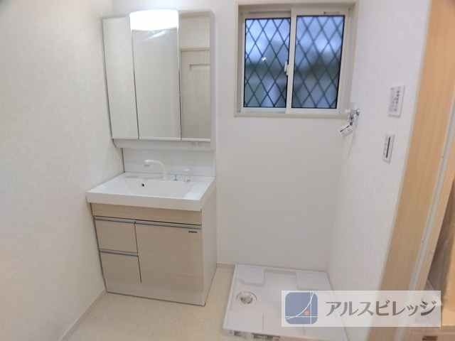 新築/新座市野寺３丁目の独立洗面台|使いやすい三面鏡