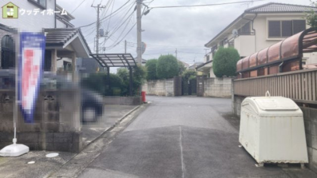 春日部市米島　中古一戸建ての前面道路含む現地写真
