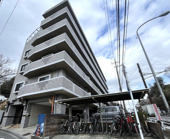 メディウス青葉台の外観|東急田園都市線「田奈」駅から徒歩7分　外観タイル貼りのマンションです
