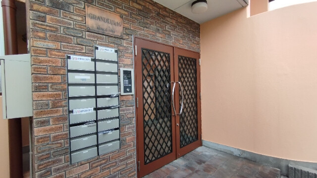 グランデュール16のエントランス