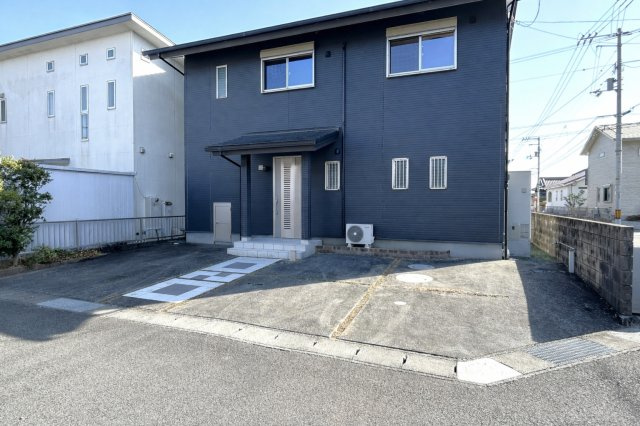香南市野市町西野　中古一戸建ての外観|ネイビーの外観が映えるスタイリッシュな住まい