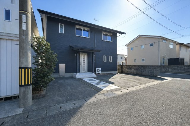 香南市野市町西野　中古一戸建ての前面道路含む現地写真|全面道路にゆとりがあり、運転の苦手な方も安心です♪