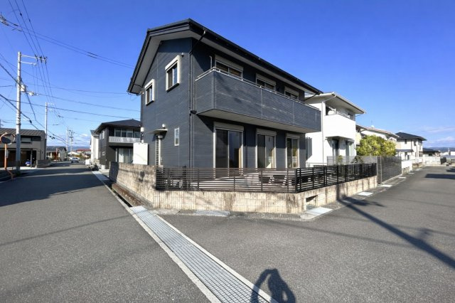 香南市野市町西野　中古一戸建ての前面道路含む現地写真|角地で陽当たり・風通りともに良好です