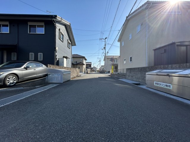 香南市野市町西野　中古一戸建ての前面道路含む現地写真|幅員約5.6ｍ、北西側接道。ごみ集積場が近く便利です