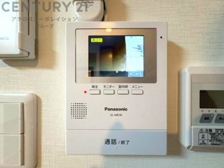 訪問者が来たときにテレビ画面で確認できるため、安心してドアを開けられます。録画機能があるものもあり、留守中に来訪者を記録しておくことができます。利便性が高く、セキュリティ面でも安心です。