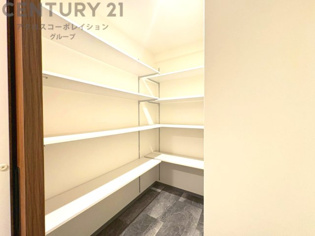 収納力が高く洋服や小物を整理しやすく、更衣室のように使え、部屋がすっきり保てます。収納の配置を自由に調整でき、換気性が良く防湿・防虫対策も可能。快適で機能的な生活空間を実現できます♪