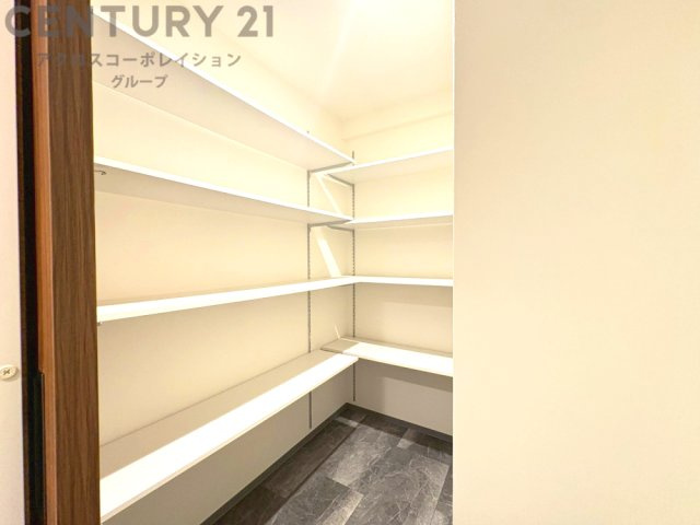 収納力が高く洋服や小物を整理しやすく、更衣室のように使え、部屋がすっきり保てます。収納の配置を自由に調整でき、換気性が良く防湿・防虫対策も可能。快適で機能的な生活空間を実現できます♪