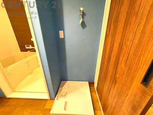 洗濯物の仕分け作業がしやすく、整理整頓が容易になります。洗濯音や湿気を他の部屋に持ち込まず、生活環境を快適に保ちます。上部を活用すれば収納スペースを確保でき洗剤や洗濯用品の整理もしやすくなります。