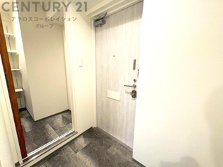 大きな玄関収納付きの玄関です　家族皆様の履物をしっかり収納できます　姿見付きでお出かけ前の身だしなみチェックに便利です
