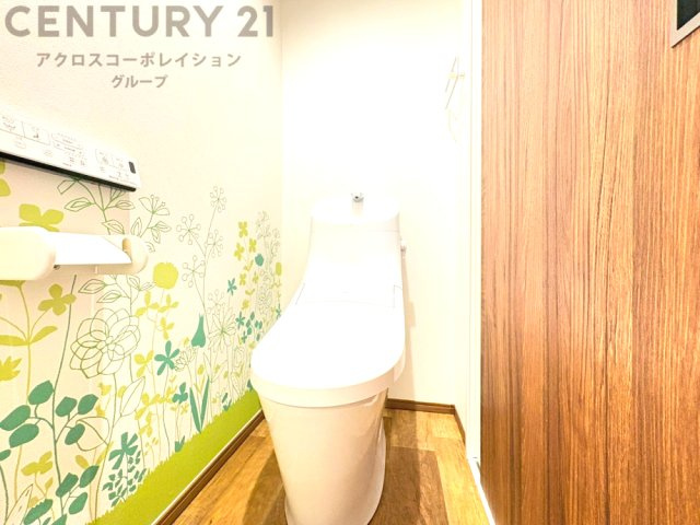 温水洗浄便座付トイレは温水洗浄機能により、暖かい水でおしりを洗浄することができ、冷たい水を使う従来の便座に比べ、温水洗浄機能で暖かいトイレを提供し、快適な使用を可能にします。