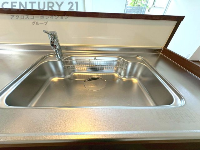 大きなシンクでお鍋などの大きな調理器具を洗う際にも便利です。