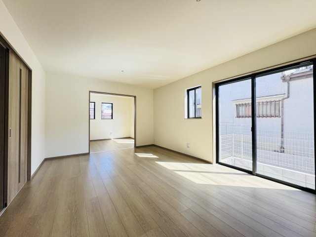松戸市小金原7丁目新築戸建【栗ヶ沢小学校:徒歩5分】の居間・リビング|16帖リビングダイニングキッチン・南向きで日当たり良好♪