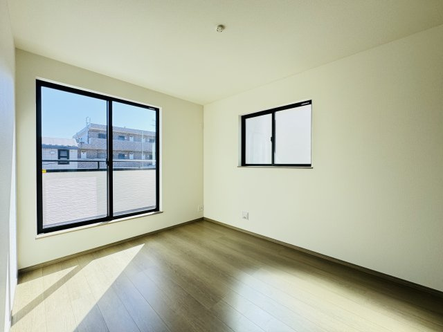 松戸市小金原7丁目新築戸建【栗ヶ沢小学校:徒歩5分】の子供部屋|6帖洋室・南側バルコニー前の明るいお部屋です♪