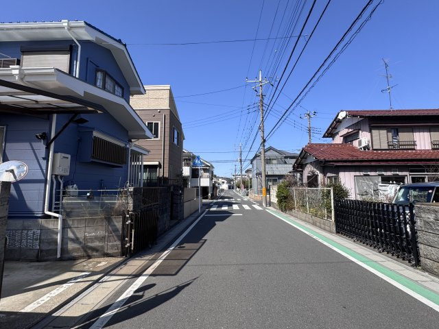 松戸市小金原7丁目新築戸建【栗ヶ沢小学校:徒歩5分】の前面道路含む現地写真|東側前面道路・幅員約5ｍ