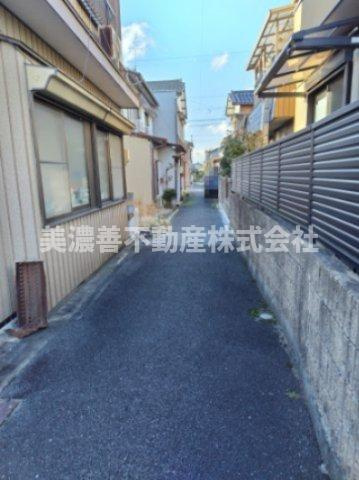 ６６６４６　岐阜市鷺山土地の前面道路含む現地写真