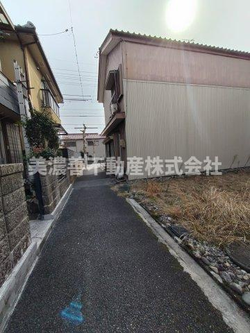６６６４６　岐阜市鷺山土地の前面道路含む現地写真