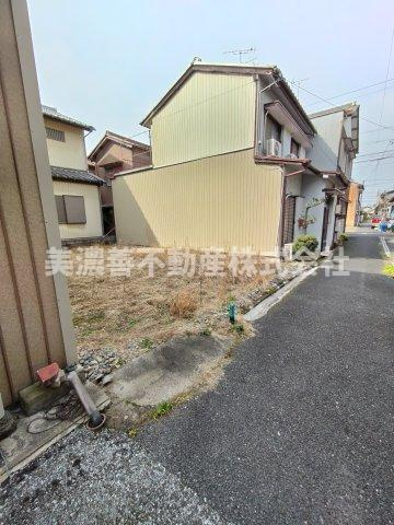 ６６６４６　岐阜市鷺山土地の前面道路含む現地写真