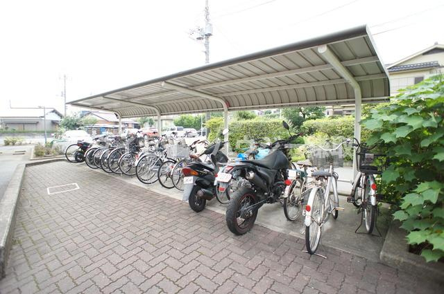 ルミエール若葉のその他共用部分|入居者専用の屋根付駐輪場。