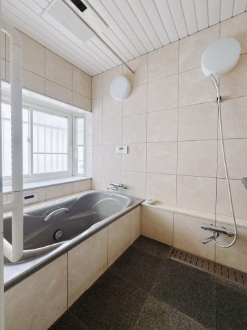 【中古戸建】桐生市堤町3丁目の浴室|■浴室｜デザイン性に優れた浴室♪1日の疲れを癒す、ゆったりとしたバスタイムをぜひお過ごしください(*＾＾*)大きな窓付きで嬉しい♪