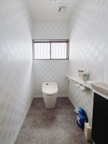 【中古戸建】桐生市堤町3丁目のトイレ|■トイレ｜白を基調とした清潔感溢れるトイレになっています。トイレには窓がついていますので常に換気をすることができ清潔を保てます。