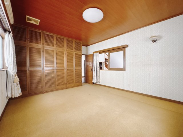 【中古戸建】桐生市堤町3丁目の洋室|■洋室｜ママ友が来ても子供達には子供部屋で遊んでいてもらうことができます。ママ達はリビングで楽しくおしゃべりに華を咲かせながら気兼ねなく盛り上がれます♪