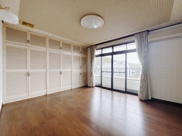 【中古戸建】桐生市堤町3丁目の洋室|■洋室｜お子様にとって初めての「自分だけのお部屋」。どんなお部屋にするのか楽しみになりますね♪こちらのお部屋は洋室になっているので、もし汚してしまっても簡単にお掃除できるので助かります♪