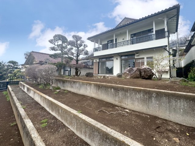【中古戸建】桐生市堤町3丁目の外観|■外観｜自分好みにアレンジできる余白があり、住みながら楽しめる住まいです。外構や植栽の計画次第で、リゾートのような非日常間のある空間づくりも可能です♪