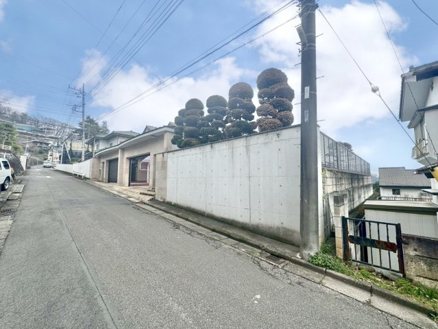 【中古戸建】桐生市堤町3丁目の前面道路含む現地写真|■外観｜シャッターゲートは防犯力が高くプライバシーの確保もできて安心安全♪