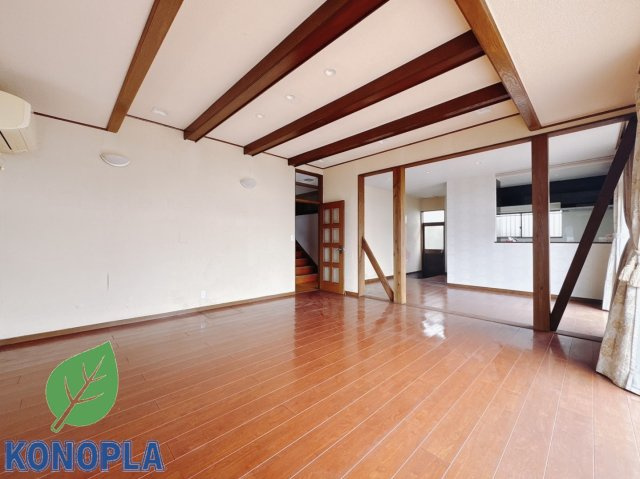 【中古戸建】桐生市堤町3丁目の居間・リビング|■リビング｜木の温もり溢れるデザイン豊かなリビングです。ここはご家族の笑顔集まる憩いの空間です( ＾＾ )