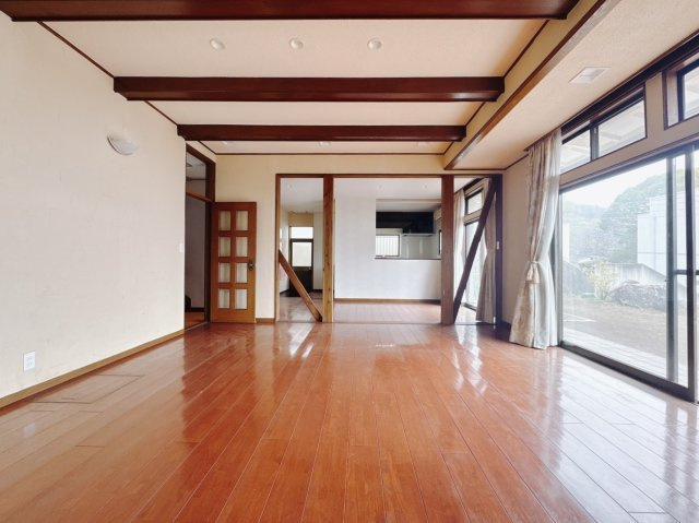【中古戸建】桐生市堤町3丁目の居間・リビング|■リビング｜大きい窓からあたたかいたっぷりの光が入ります♪開放的な空間で毎日をもっと快適に(*＾＾*)