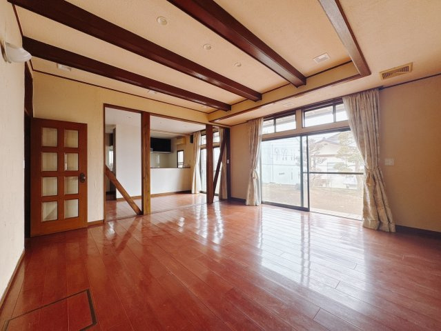 【中古戸建】桐生市堤町3丁目の居間・リビング|■リビング｜時の流れと共に陽射しは装いを変え空間に新たな彩りを与えます。一日中家に居ても飽きることなく過ごすことができる素敵な空間です♪