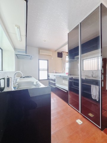 【中古戸建】桐生市堤町3丁目のキッチン|■キッチン｜ワークトップ下には、圧力鍋やパスタ鍋などのかさばる調理器具もラクラク収納可能なスライド収納！ものが溢れがちなキッチン回りもスッキリきれいに管理ができます♪