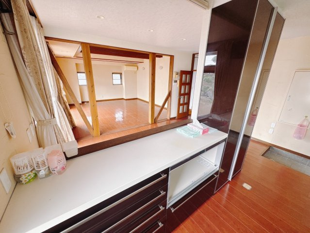 【中古戸建】桐生市堤町3丁目のキッチン|■キッチン｜お料理ができたら「これ運んで～♪」と手渡しが出来ます。対面カウンターなのでリビングと一体感があり、広々とした空間の中で楽しく食事やお菓子作りが出来ますね♪