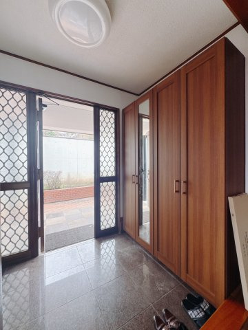 【中古戸建】桐生市堤町3丁目の玄関|■玄関｜収納豊富な玄関♪全身ミラー付き収納もあり、お出かけ前の身だしなみチェックもバッチリです！