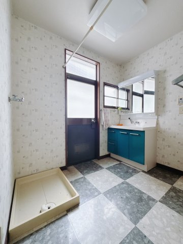 【中古戸建】桐生市堤町3丁目の洗面所|■洗面室｜洗濯機を置いてもゆとりある広さの洗面脱衣室です♪三面鏡の洗面化粧台なので身支度もしやすくおしゃれが好きな方にも嬉しい設計です♪換気も楽ちんです♪