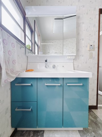 【中古戸建】桐生市堤町3丁目の独立洗面台|■洗面室｜三面鏡の洗面台は鏡の裏が収納ポケットになっているので、ヘアケア用品や歯ブラシなどでごちゃつきがちな洗面台周りがスッキリ片付きます。　