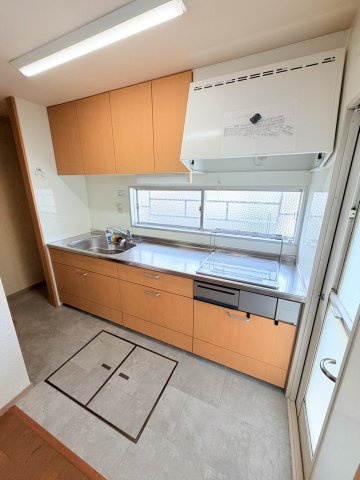 松山市堀江町 ３SLDK　中古戸建のキッチン|火を使わないIHクッキングヒーターで、夏も涼しくお料理を楽しめます。窓から入る爽やかな風と明るい光が、キッチンを清潔で心地よい空間にしてくれるので、毎日の献立作りも自然と楽しくなりそうです。