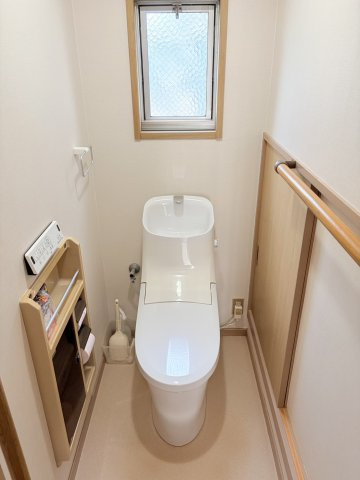 松山市堀江町 ３SLDK　中古戸建のトイレ|1階と2階の2カ所に設置されているので、家族が重なる忙しい朝も慌てずに済みます。どちらも手入れが行き届いた綺麗な状態で、小さなお子様から来客時まで、誰もが気持ちよく使えるプライベート空間です。